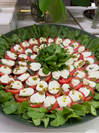 Post com prato de salada caprese